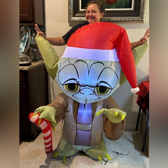 Yoda airblown inflatable lawn decoration, 5’ weighted Disney Santa hat Star Wars - Picture 3 of 6